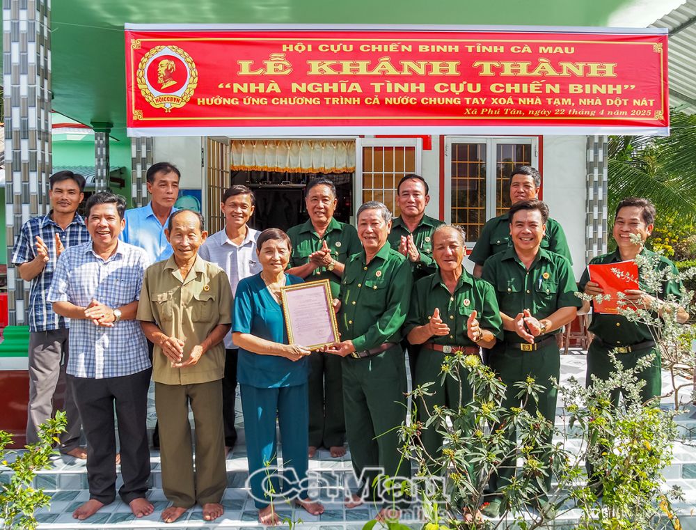 1/ Niềm vui của gia đình, lãnh đạo Hội CCB tỉnh và chính quyền địa phương tại Lễ bàn giao nhà “Nghĩa tình Cựu chiến binh” được trao hội viên Trần Thị Trừng.