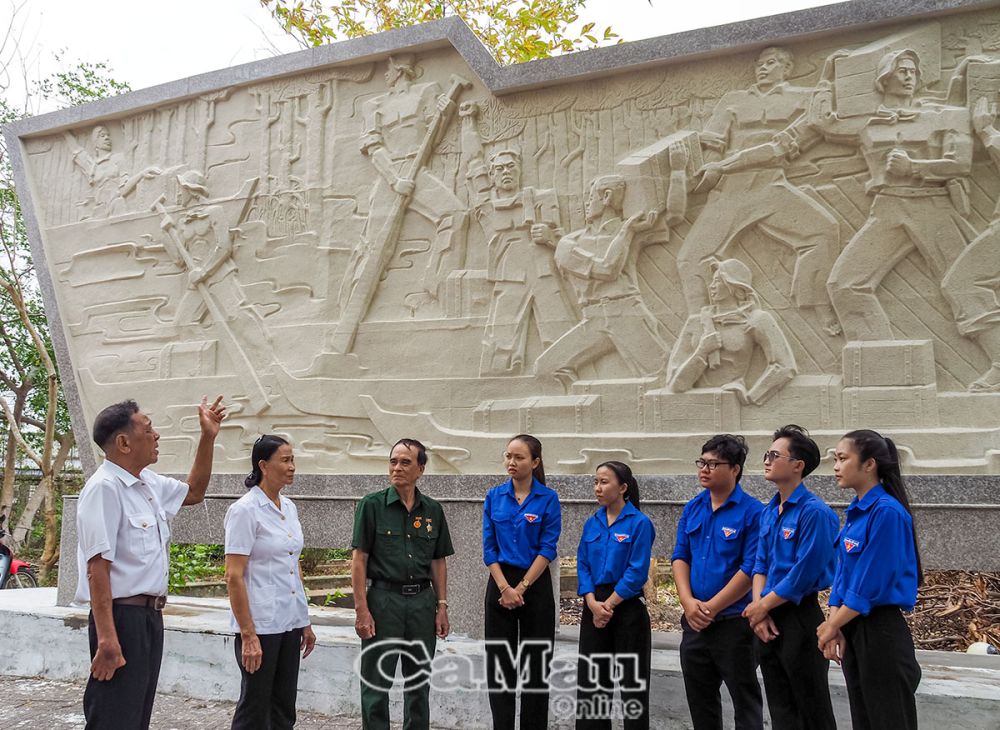 Các cô chú từng tham gia Ðoàn 962 ôn lại truyền thống cho các bạn đoàn viên, thanh niên Khóm 8, thị trấn Rạch Gốc.