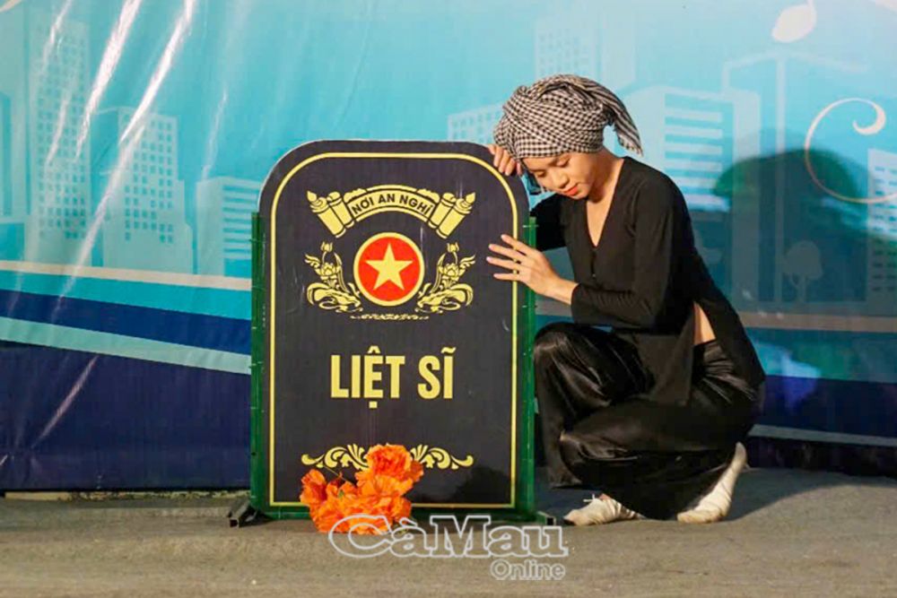 Tiết mục “Tấm lòng của mẹ” tái hiện hình ảnh Mẹ Việt Nam anh hùng trong thời kỳ kháng chiến chống Mỹ cứu nước.