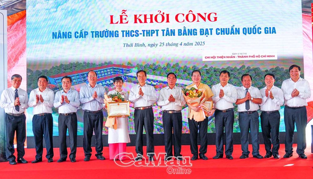 9/ Đại biểu chụp ảnh lưu niệm khởi công xây dựng Trường THCS và THPT Tân Bằng.