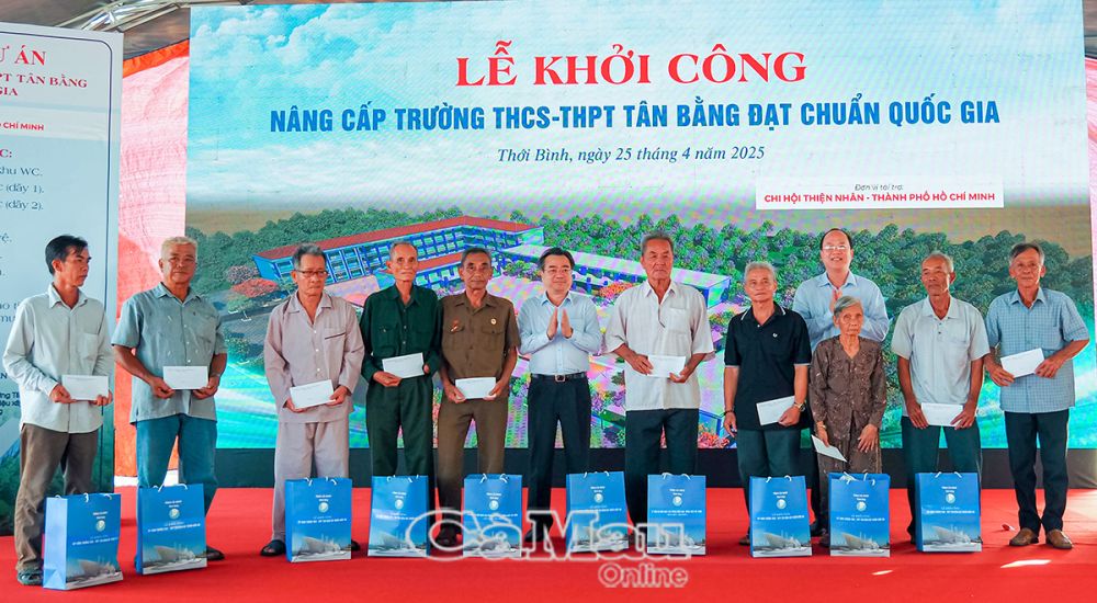6/ Đồng chí Nguyễn Thanh Nghị, Uỷ viên Ban Chấp hành Trung ương Đảng, Phó bí thư Thường trực Thành uỷ TP Hồ Chí Minh và đồng chí Nguyễn Hồ Hải, Bí thư Tỉnh uỷ Cà Mau trao quà cho 10 gia đình chính sách ở xã Tân Bằng