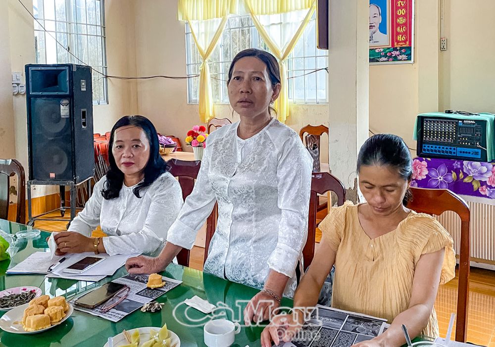 Chị Lanh (giữa) tích cực tham gia các buổi tập huấn về sức khoẻ để nâng cao kỹ năng tuyên truyền. (Ảnh: Phụ nữ xã Tân Thành cung cấp).