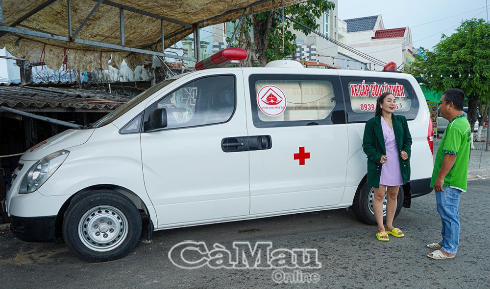Chiếc xe cứu được mạnh thường quân gửi tặng nhóm mở ra hành trình 10 năm cứu người, nhiều gian nan nhưng xúc động và ấm tình người (trong ảnh chị Trần Ngọc Vẹn và anh Hồ Hoàng Nhuận, tài xế của chiếc xe cứu thương thườn xuyên trao đổi trong việc đưa xe đi cứu người).