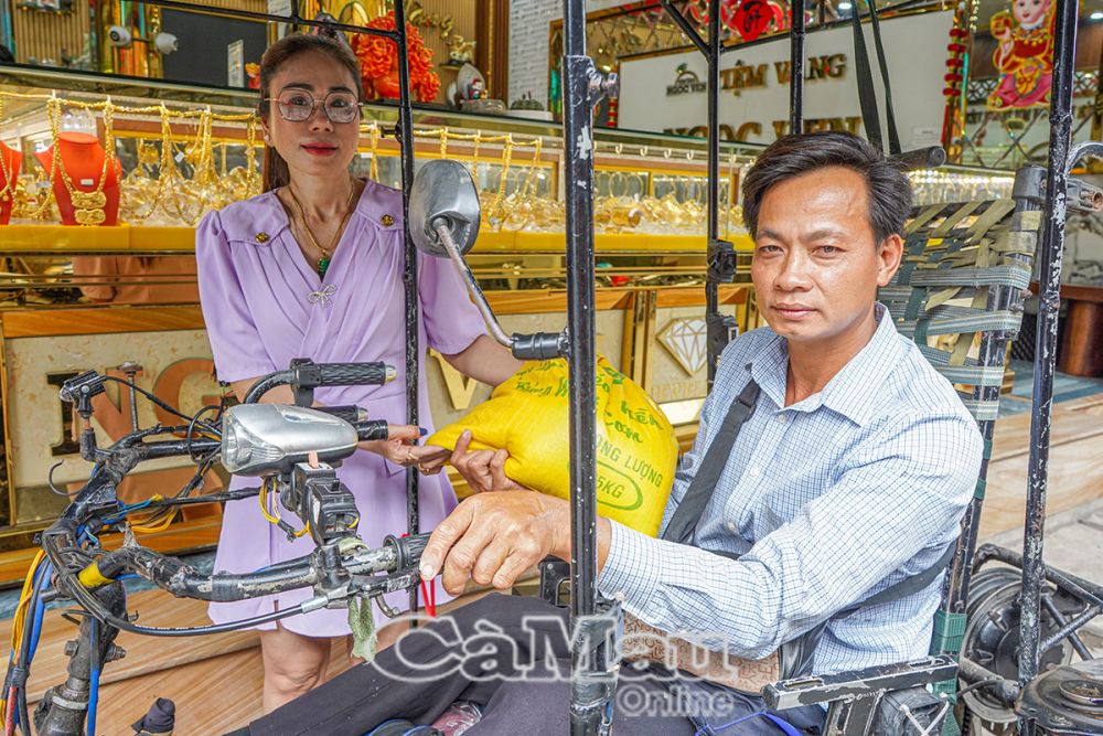 Chị Trần Ngọc Vẹn làm tốt công tác an sinh tại địa phương, với những suất quà thiết thực như gạo, thực phẩm.