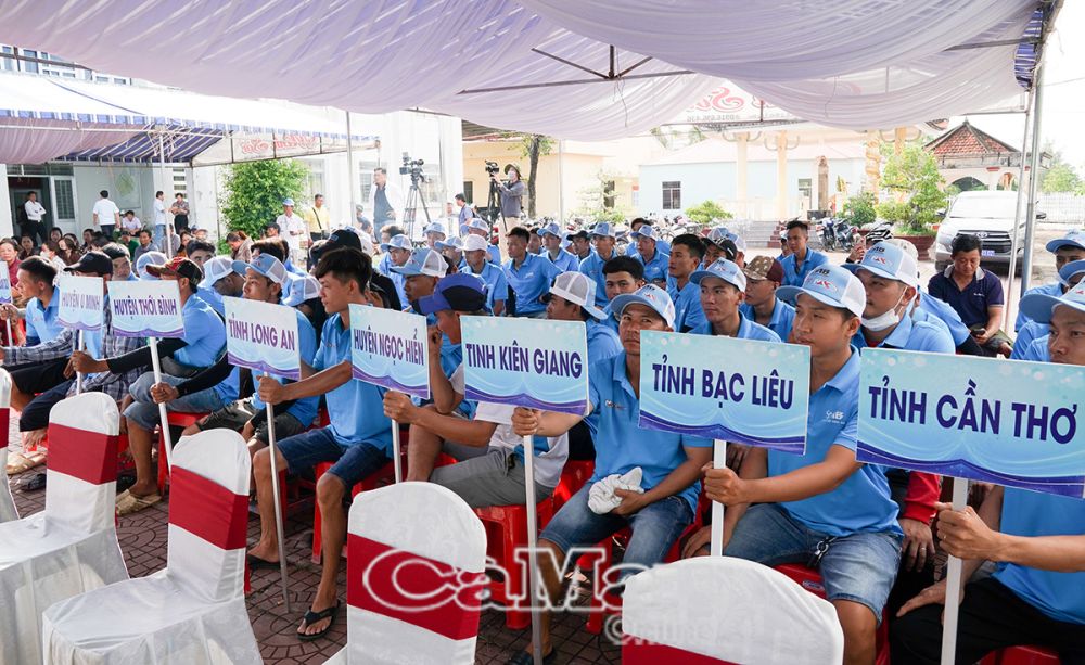 80 tay đua dự Lễ khai mạc Ngày hội đua vỏ lãi trên sông nước U Minh.
