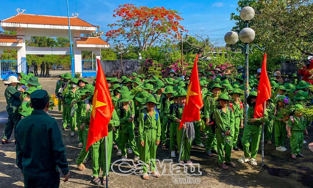 Học sinh tập hợp đội ngũ nhanh chóng, thẳng hàng. 