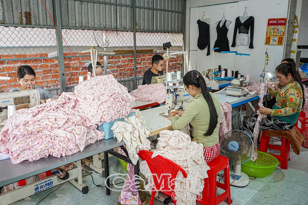 Cơ sở may gia công của bà Nguyễn Thị Tú Em tạo công ăn việc làm cho chị em tại địa phương.