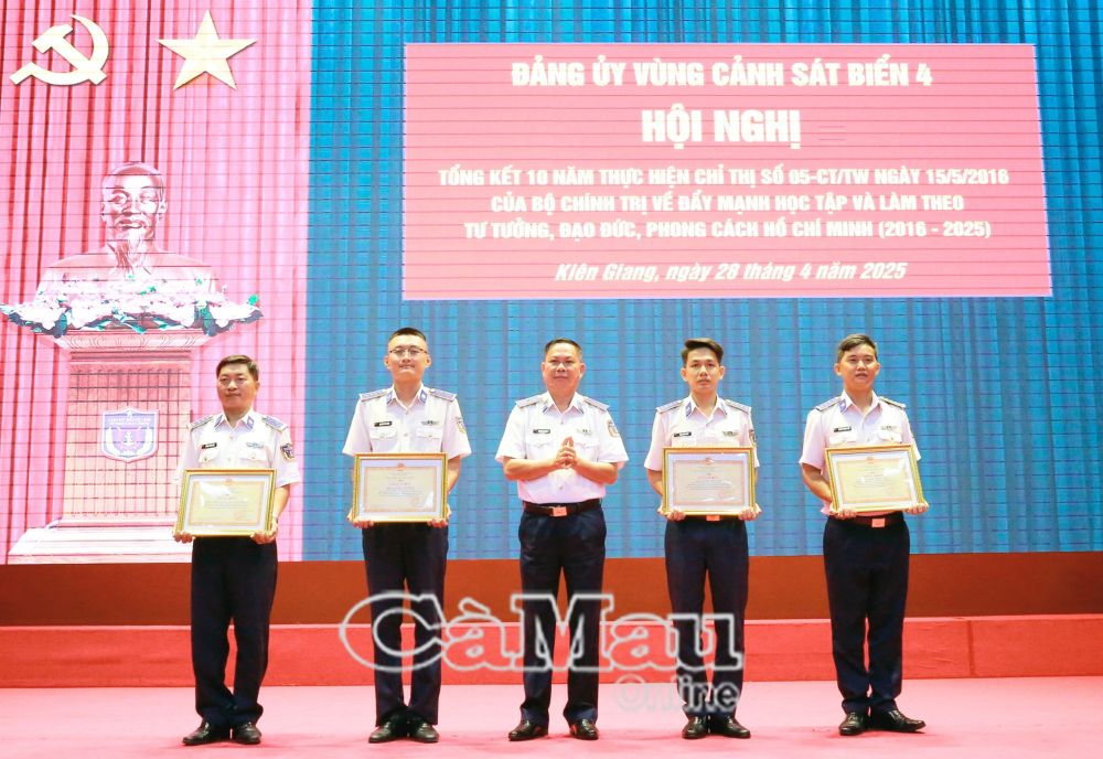 Thiếu tướng Nguyễn Văn Dũng - Bí Thư Đảng ủy, Chính ủy Bộ Tư lệnh Vùng Cảnh sát biển 4 trao thưởng cho các tập thể, cá nhân có thành tích tốt trong 10 năm thực hiện Chỉ thị 05.