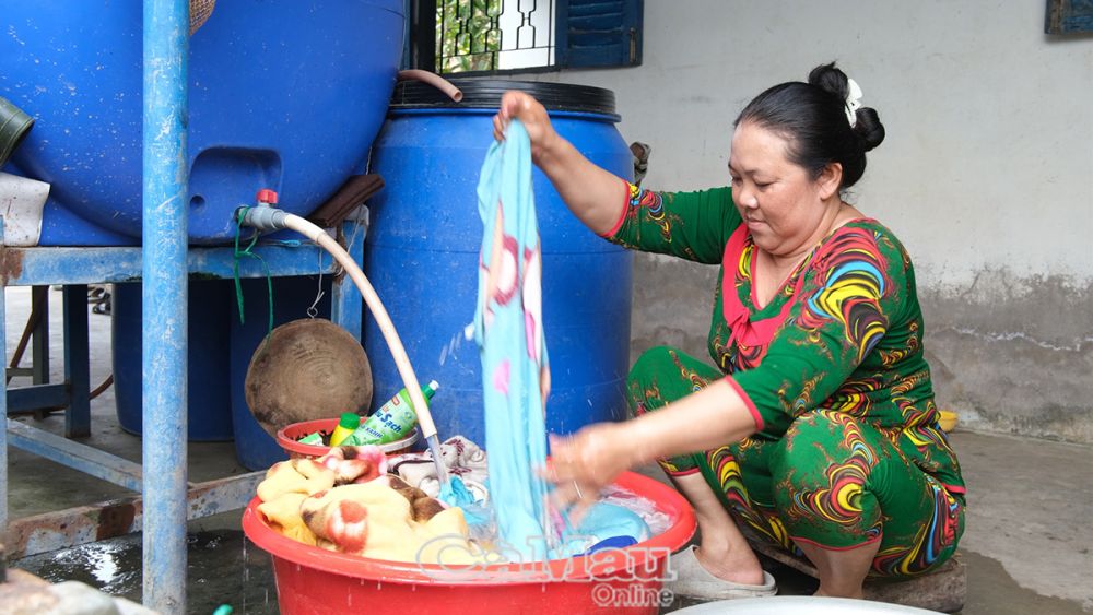 Nhờ nguồn vốn từ chương trình cho vay NS&VSMTNT, gia đình ông Nguyễn Việt Thanh có điều kiện sửa chữa cây nước và mua thêm thùng chứa, trữ nước dùng sinh hoạt gia đình.
