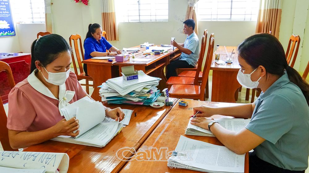 Cán bộ không chuyên trách tại xã Khánh Lộc, huyện Trần Văn Thời hiện còn băn khoăn về các chế độ chính sách khi sắp xếp bộ máy.