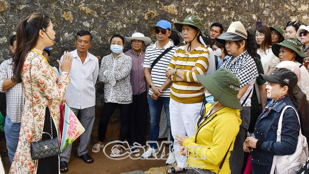 Khách tham quan di tích, được nghe thuyết minh về các hình thức tra tấn tại trại Phú Tường. Nơi đây được gọi là chuồng cọp kiểu Pháp, được bí mật xây dựng năm 1940 với 120 phòng biệt giam.