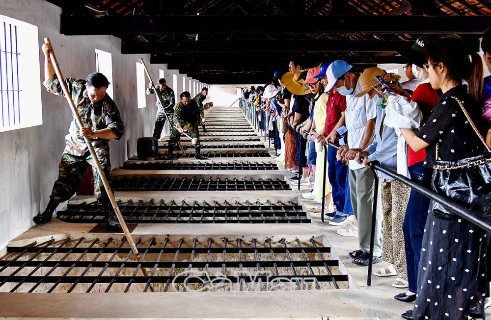 Bên trên chuồng cọp là hệ thống song chắn và hành lang để canh ngục. Chúng thường dùng gậy dài có đầu bọc sắt nhọn để đâm, chọc tù nhân, cùng với nhiều cách tra tấn dã man như dội nước bẩn, ném vôi bột, cấm tắm...