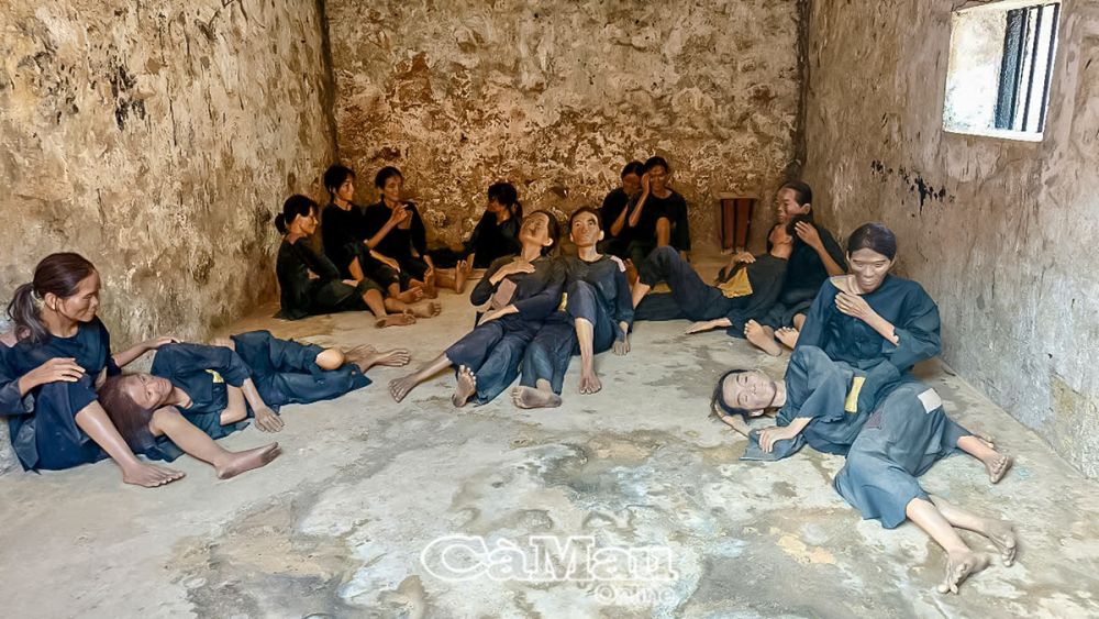 Vào lúc cao điểm, từ 5-12 người bị nhốt vào một buồng. Họ phải ăn, ngủ, đại, tiểu tiện ngay tại chỗ, rất khổ cực.