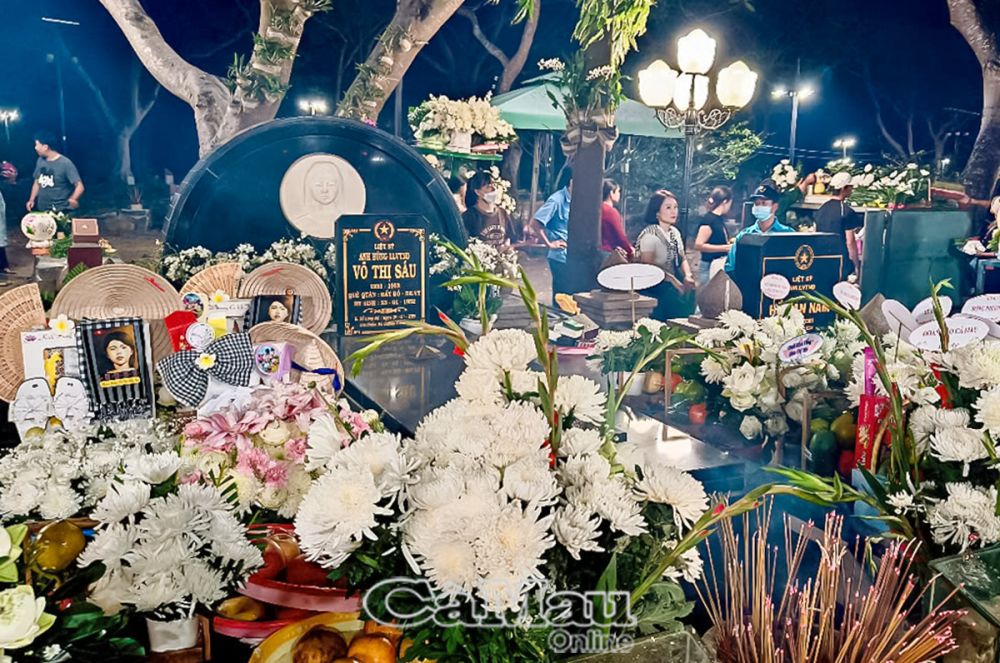 Mộ Nữ anh hùng Võ Thị Sáu tại Nghĩa trang Hàng Dương, mà ai đến Côn Ðảo cũng đều mong được đến viếng.