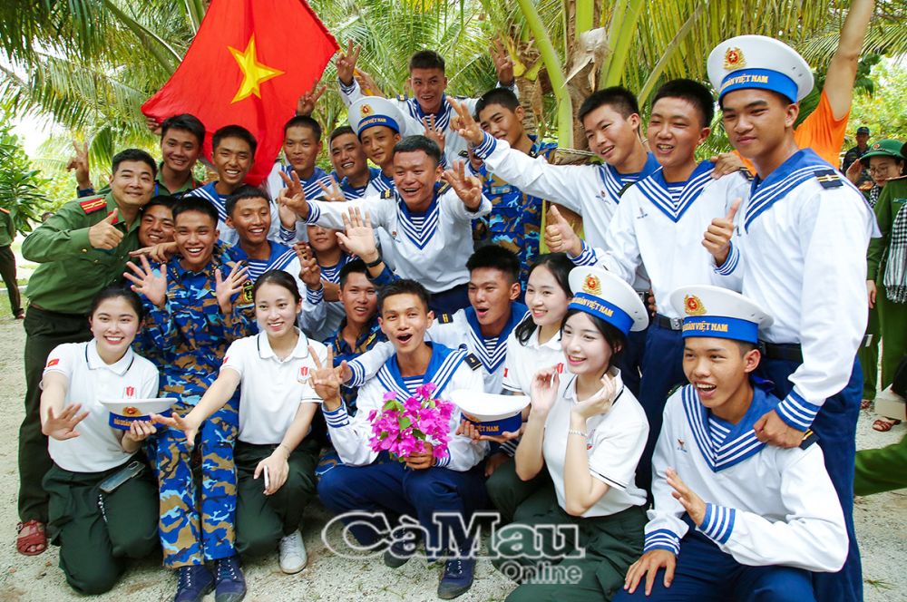 Lính trẻ Trường Sa và đất liền gặp gỡ.