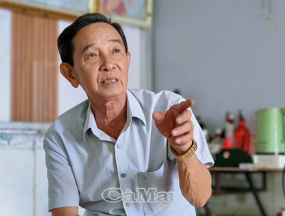Ông Lê Thanh Tiền, nguyên Chủ tịch UBND xã Khánh Bình Tây, tự hào về thắng cảnh và truyền thống cách mạng vẻ vang của quê hương Ðá Bạc.