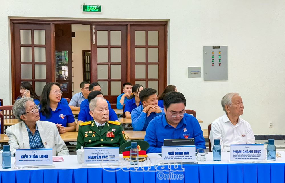 Đại tá, Anh hùng LLVT Nhân dân Nguyễn Văn Tàu vẫn miệt mài sống đẹp, sống có ích, sống cống hiến dù đã ở tuổi 97. (Ông Tư Cang tham dự buổi giáo dục truyền thống về nguồn của Tỉnh đoàn Cà Mau về căn cứ Củ Chi)