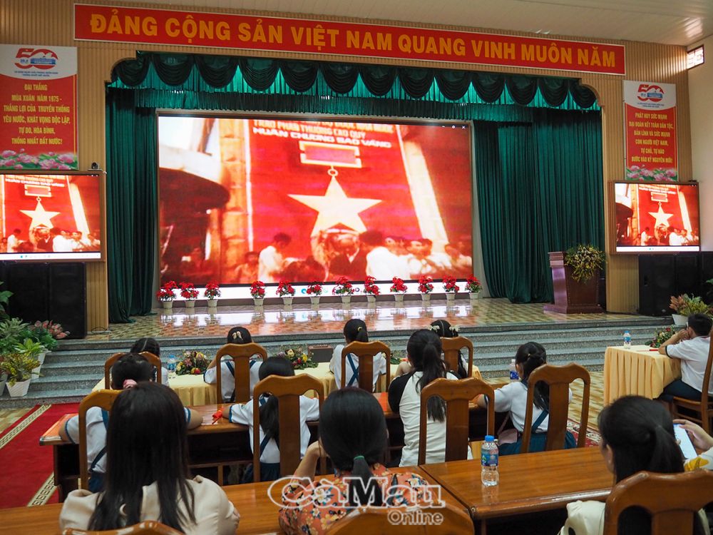 Đoàn trường Tiểu học Phan Ngọc Hiển xem phim tài liệu về quá trình hình thành, phát triển tỉnh Cà Mau qua các thời kỳ