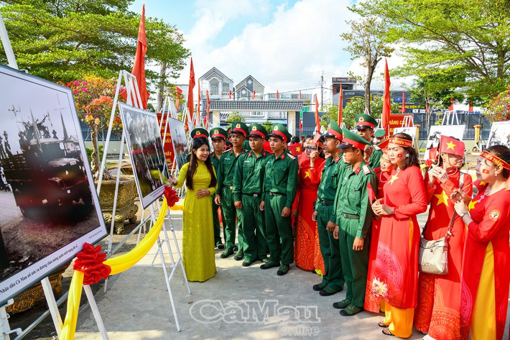 Có khoảng 20 đoàn khách đăng ký, với trên 4000 lượt khách, bà con, học sinh tham quan trong 8 ngày qua (Ảnh: Phú Quang)