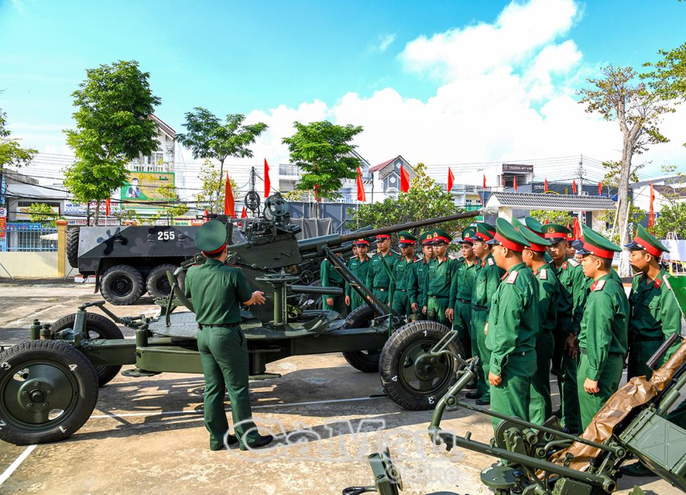  Nhiều mô hình học cụ, vũ khí, trang thiết bị (xe thiết giáp, súng pháo) huấn luyện trong quân sự...trưng bày, giới thiệu (Ảnh: Phú Quang)