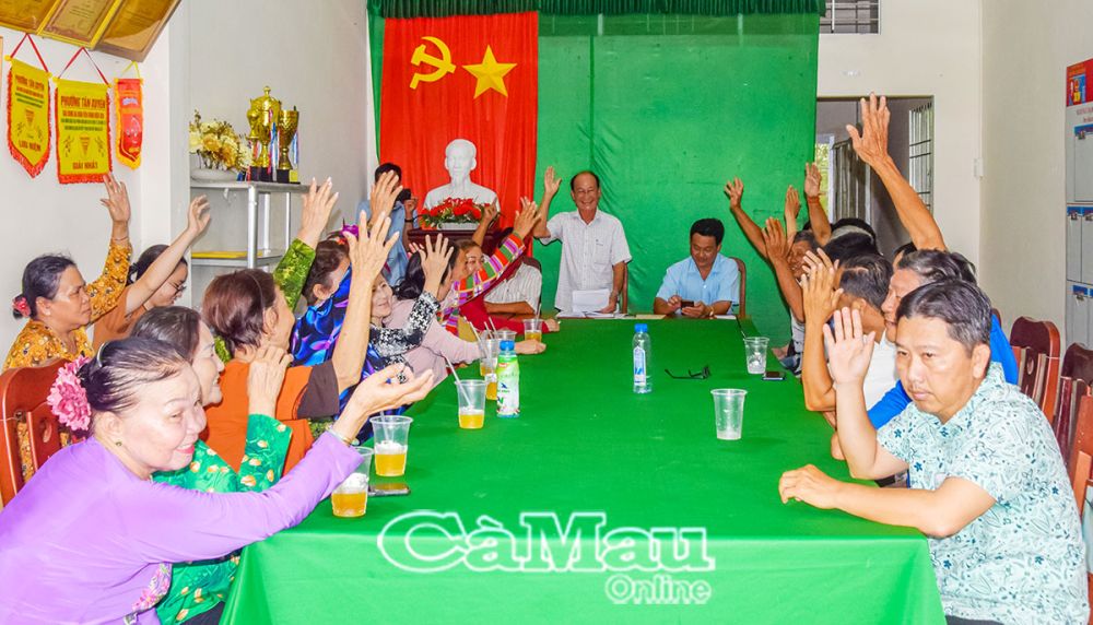 Người dân Khóm 4, phường Tân Xuyên đồng ý, thống nhất cao việc sắp xếp đơn vị hành chính 2 cấp, tại cuộc họp khóm.