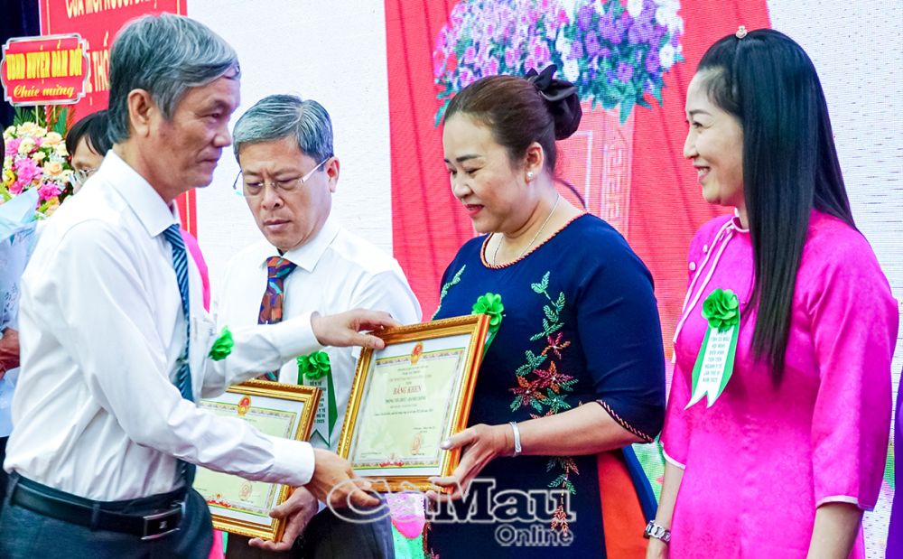 Ông Trần Quang Khoá thừa uỷ nhiệm, trao bằng khen của Chủ tịch UBND tỉnh cho các cá nhân có thành tích tiêu biểu, xuất sắc trong thực hiện nhiệm vụ từ năm 2023-2024.