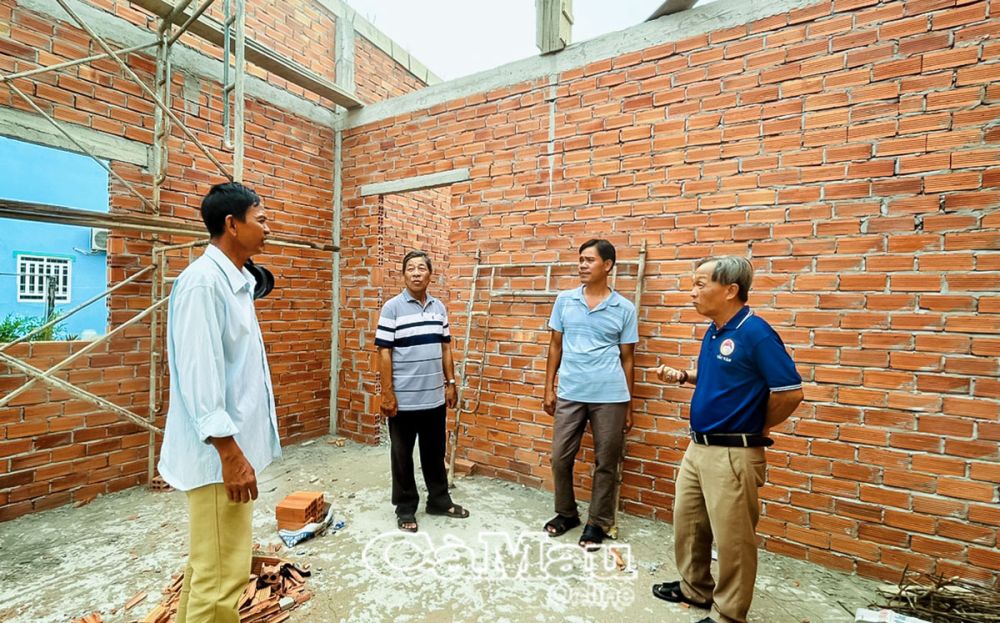 Hội CCB xã Tắc Vân tổ chức thăm và kiểm tra tiến độ xây dựng nhà Ðồng đội của ông Trần Văn Út Hết (thứ hai từ phải qua).
