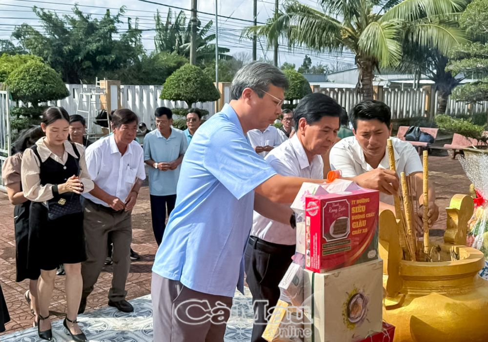 Hội Văn học Nghệ thuật tỉnh Cà Mau phối hợp Ban Tuyên giáo và Dân vận Huyện uỷ Năm Căn thắp hương Nhà bia ghi danh liệt sĩ xã Hàm Rồng, dịp lễ 30/4/2025.