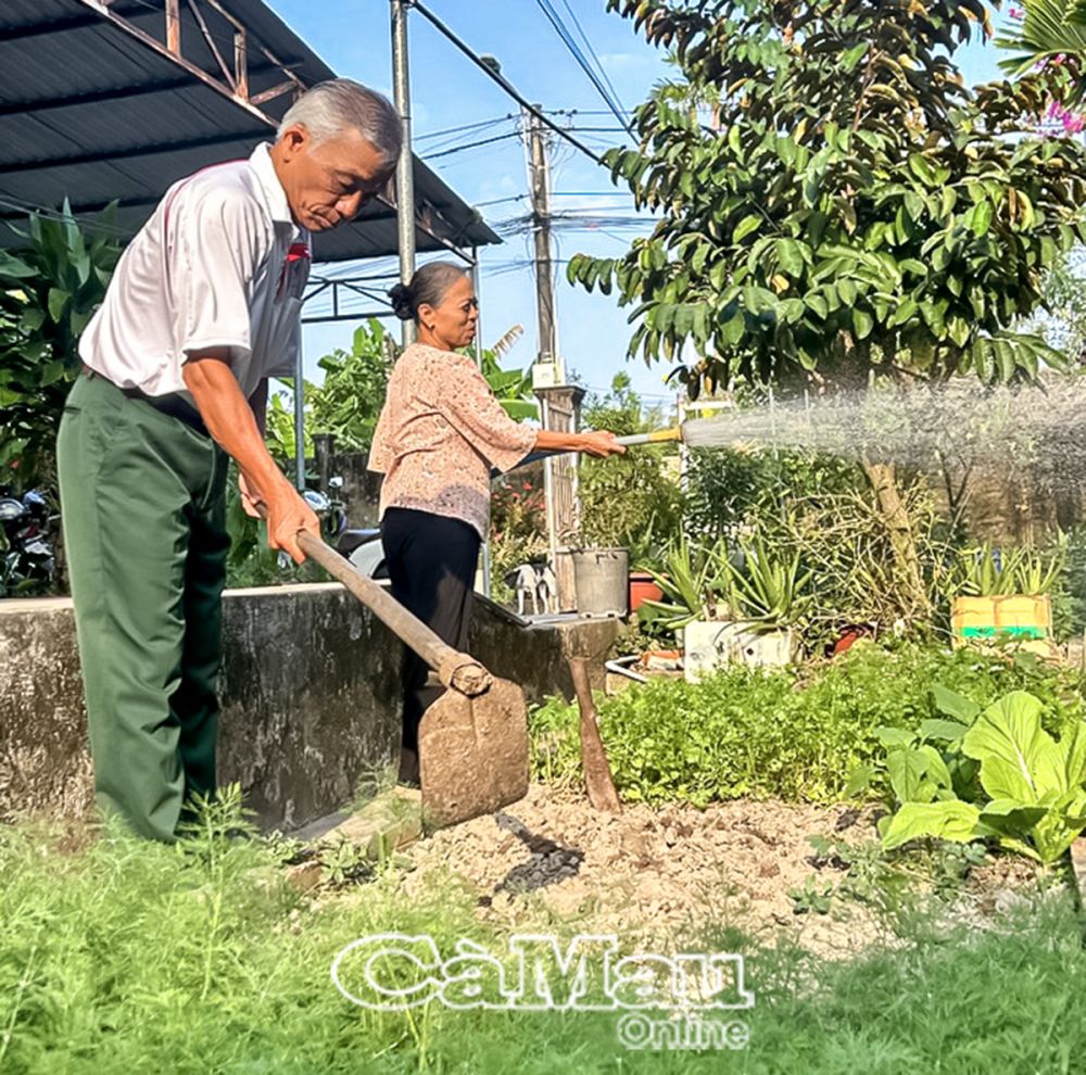 Ông Bùi Trung Thành tích cực lao động sản xuất, làm gương cho con cháu noi theo.