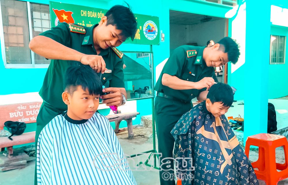 Bộ đội Biên phòng cắt tóc miễn phí cho học sinh.