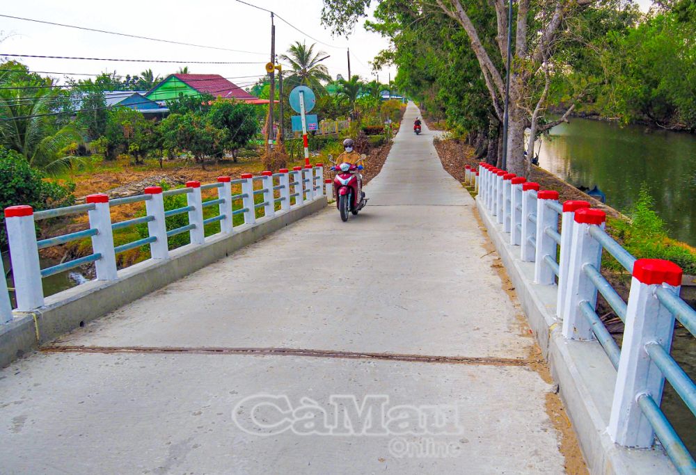Diện mạo nông thôn ngày càng khởi sắc. (Ảnh chụp tại xã Hồ Thị Kỷ, huyện Thới Bình).