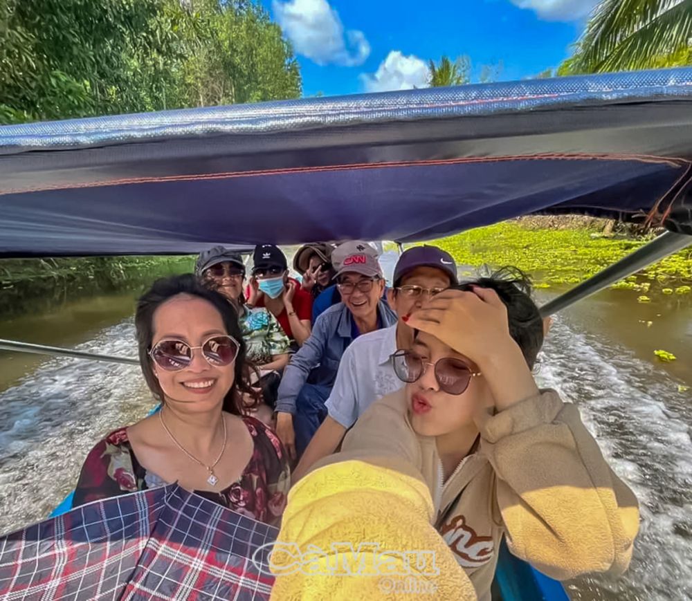Dịch vụ đưa khách xuyên rừng bằng vỏ lãi của Ðiểm du lịch Hương Tràm đem đến cho du khách cảm giác thú vị.