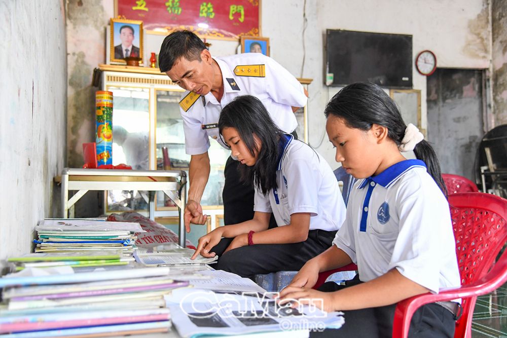 - Ảnh 2: Thượng tá Đặng Trọng Sơn, Phó Chính ủy Trung đoàn 551 động viên con ngư dân đơn vị nhận đỡ đầu học tập