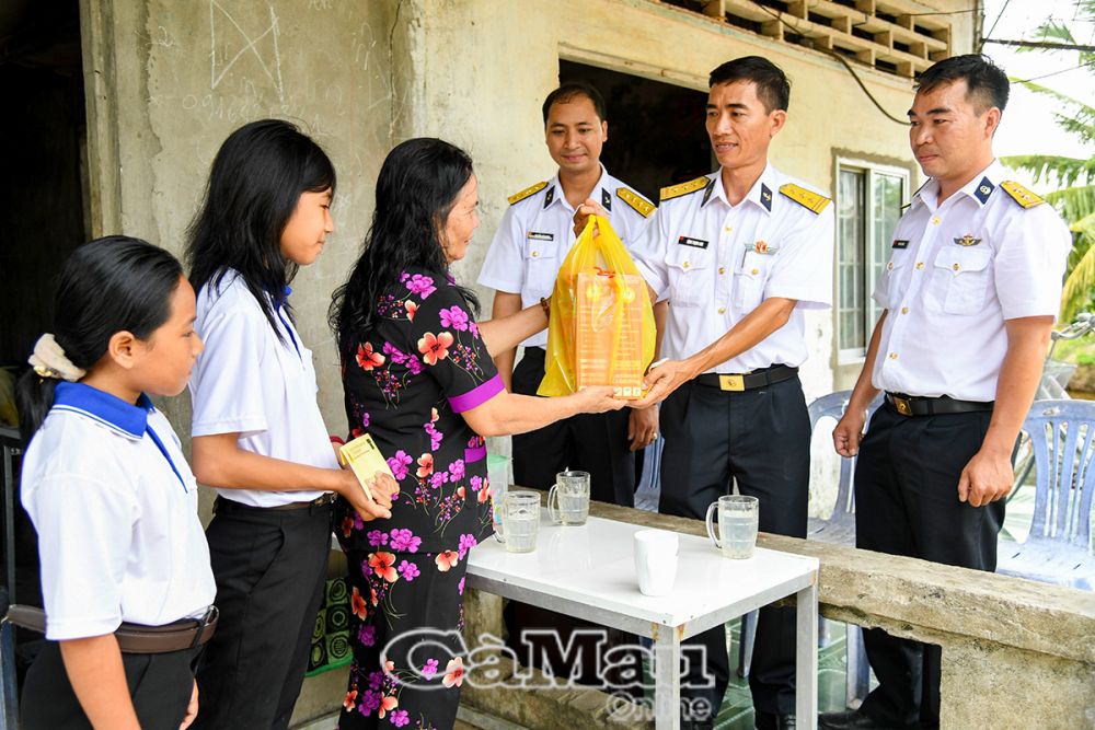 - Ảnh 4: Thượng tá Đặng Trọng Sơn, Phó Chính ủy Trung đoàn 551 tặng quà gia đình ngư dân có con được đơn vị nhận đỡ đầu