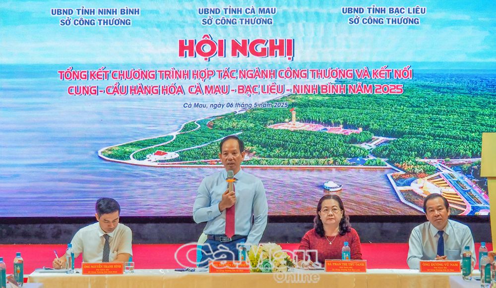 1/ Ông Nguyễn Chí Thiện, Giám đốc Sở Công thương phát biểu, gợi mở vấn đề để chương trình hợp tác giữa 3 tỉnh ngày càng phát huy hiệu quả trong thời gian tới.