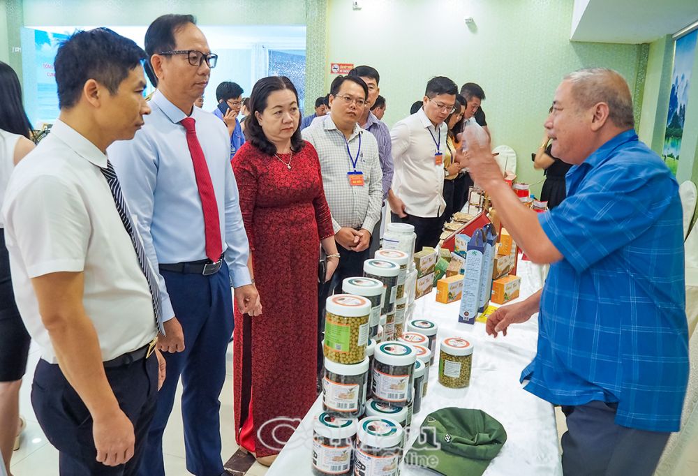 7/ Tại hội còn có không gian trưng bày, giới thiệu các sản phẩm OCOP, sản phẩm đặc trưng của 3 tỉnh Cà Mau - Bạc Liêu - Ninh Bình.