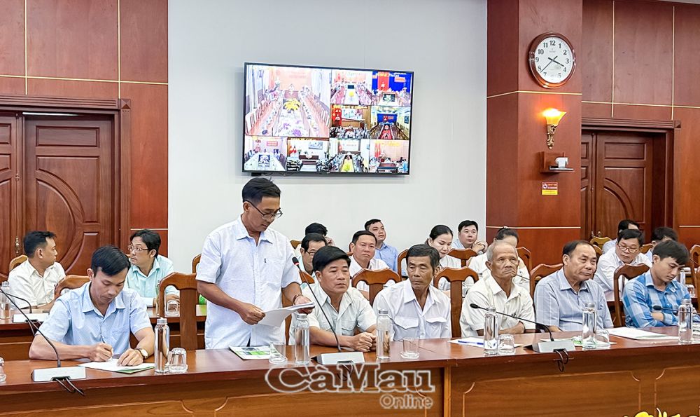 ảnh 04: Ông Đỗ Quy Mân, ấp Cái Giếng, xã Đông Hưng, huyện Cái Nước, chia sẻ kinh nghiệm nuôi cua gạch tuần hoàn khép kín trong hộp nhựa mang lại lợi nhuận từ 30-40%.