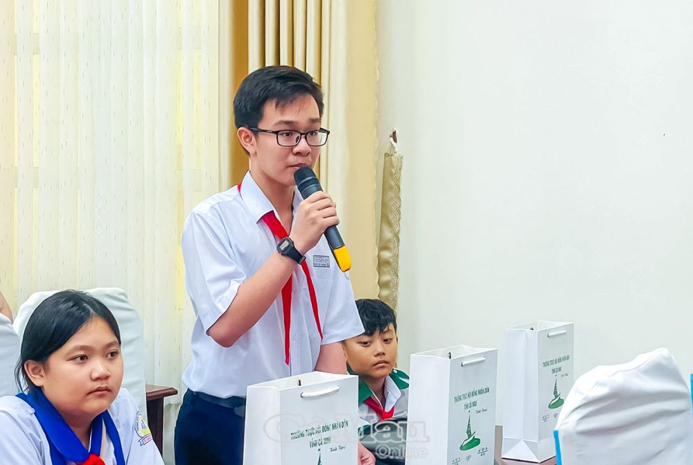Huỳnh Huy Hoàng mạnh dạn đặt câu hỏi trong buổi đối thoại cùng thiếu nhi tại trụ sở HÐND tỉnh Cà Mau năm 2025.