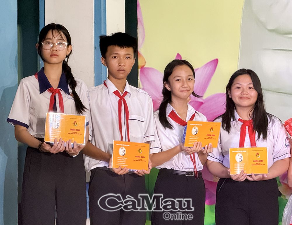 Mã Lý Kỳ Duyên (bìa trái) nhận giấy chứng nhận Cháu ngoan Bác Hồ năm 2025.
