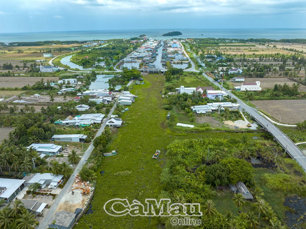 Nhờ chủ động đóng cống Kênh Hòn từ sớm nên đến nay hầu hết các kênh rạch trên địa bàn xã Khánh Bình Tây vẫn còn nguồn nước phục vụ tưới tiêu, giảm thiểu sạt lở, sụt lún mùa khô.