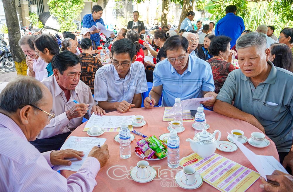 Người dân Khóm 8, Phường 8 ký tên phiếu lấy ý kiến về chủ trương sáp nhập phường, thể hiện tinh thần trách nhiệm, đồng thuận và tích cực tham gia xây dựng chính quyền cơ sở.