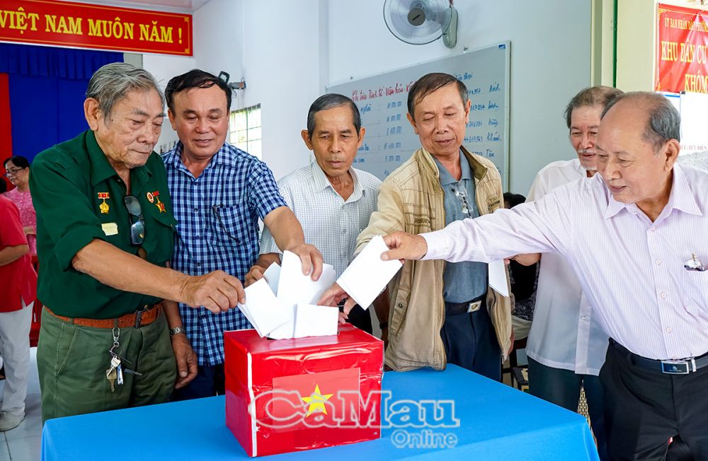 Bỏ phiếu lấy ý kiến về phương án sắp xếp đơn vị hành chính.