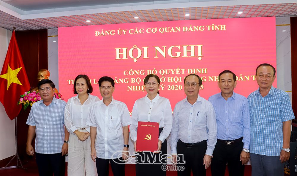 Đồng chí Trương Đăng Khoa, Uỷ viên Ban Thường vụ Tỉnh uỷ, Phó Bí thư Thường trực Đảng uỷ các cơ quan Đảng tỉnh ( thứ 3 từ trái sang) trao quyết định thành lập Đảng bộ cơ sở Hội đồng nhân dân tỉnh Cà Mau cho đồng chí Lê Thị Nhung, Uỷ viên Ban Thường vụ Tỉnh uỷ, Phó Chủ tịch điều hành Hội đồng nhân dân tỉnh, Bí thư Đảng uỷ Đảng bộ cơ sở Hội đồng nhân dân tỉnh.