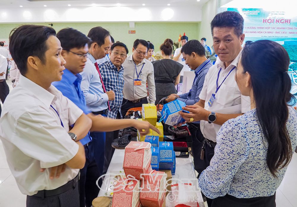 Các chủ thể, doanh nghiệp trưng bày giới thiệu sản phẩm tại Chương trình tổng kết hợp tác giữa ngành công thương 3 tỉnh: Cà Mau - Bạc Liêu - Ninh Bình, ngày 6/5.