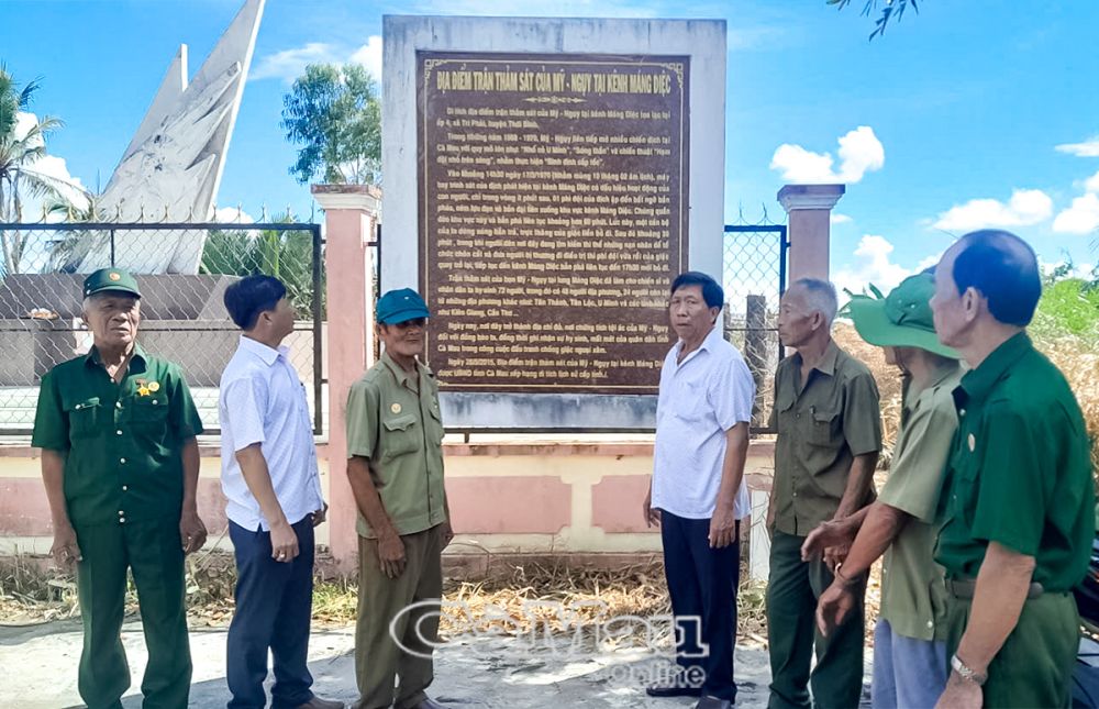 Cựu chiến binh đến thăm di tích Ðịa điểm trận thảm sát của Mỹ - nguỵ tại lung Máng Diệc.
