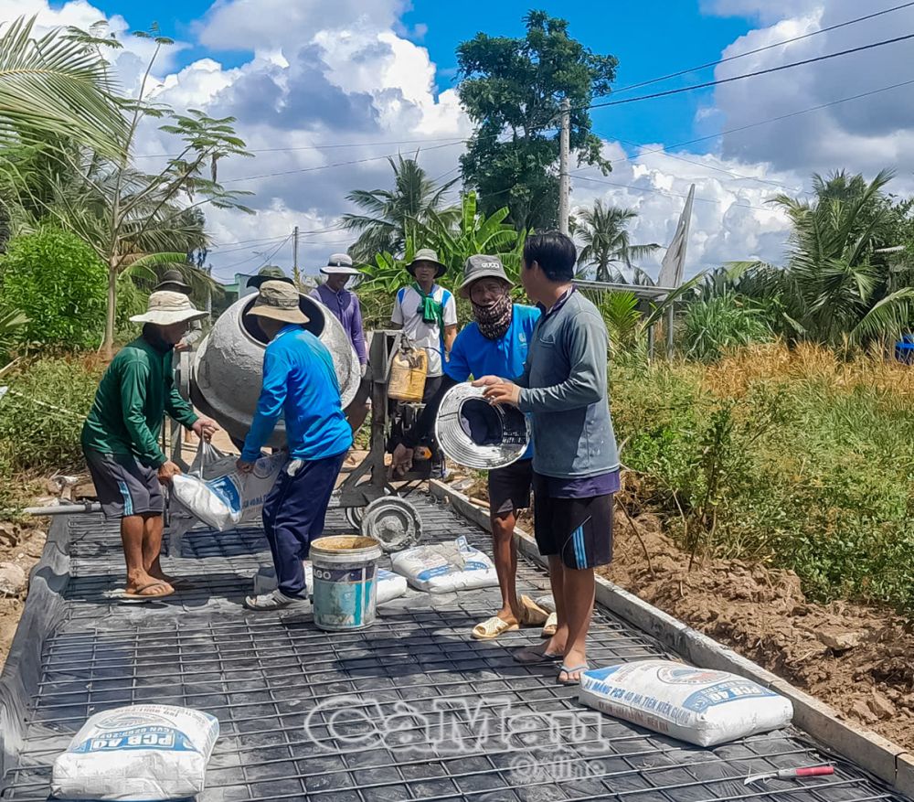 Ðịa phương đang xây dựng tuyến đường rộng 2,5 m từ lung Máng Diệc nối các nhánh nhỏ trong ấp.