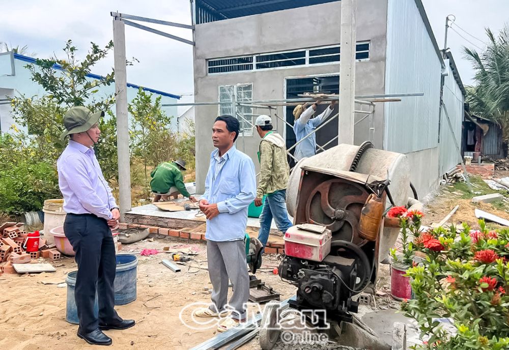 Lãnh đạo huyện Thới Bình trực tiếp khảo sát, đôn đốc quá trình xây dựng nhà của hộ dân.