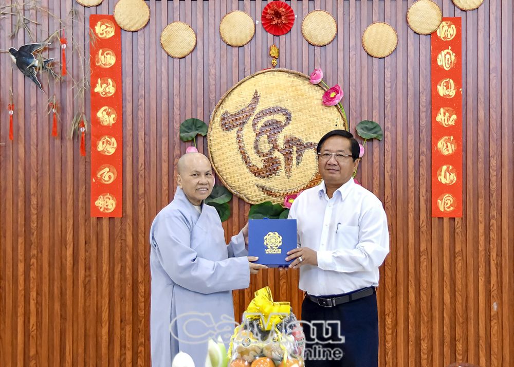 4/ Ni sư Thích nữ Diệu Chánh, Phó ban trị sự Giáo hội Phật giáo tỉnh Cà Mau, Trưởng Phân ban Ni giới, tặng lộc bày tỏ cảm ơn sự quan tâm của lãnh đạo tỉnh.