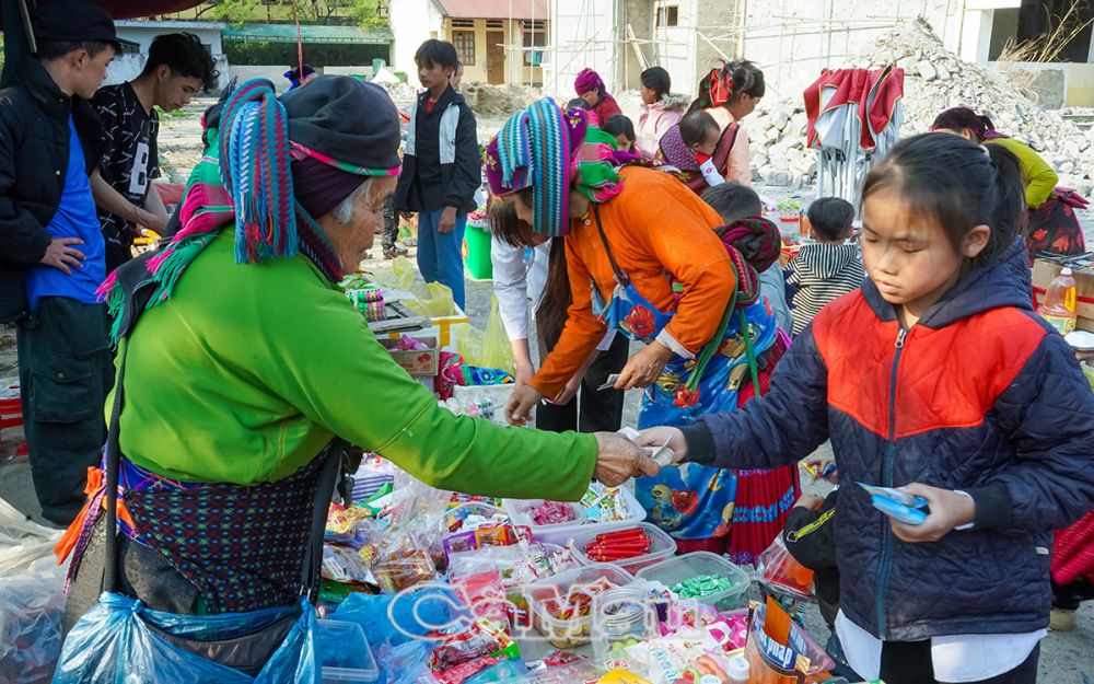 Giữa không gian rực nắng ở Lũng Cú, hình ảnh những người phụ nữ dân tộc Mông, Lô Lô bên những chiếc khăn thổ cẩm, nải chuối rừng hay bát thắng cố... tạo nên nét đặc trưng riêng của miền biên cương.