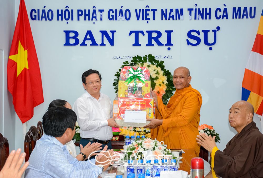 2/ Phó bí thư Thường trực Tỉnh uỷ Nguyễn Đức Hiển tặng quà, chúc mừng Ban Trị sự Giáo hội Phật giáo Việt Nam tỉnh.